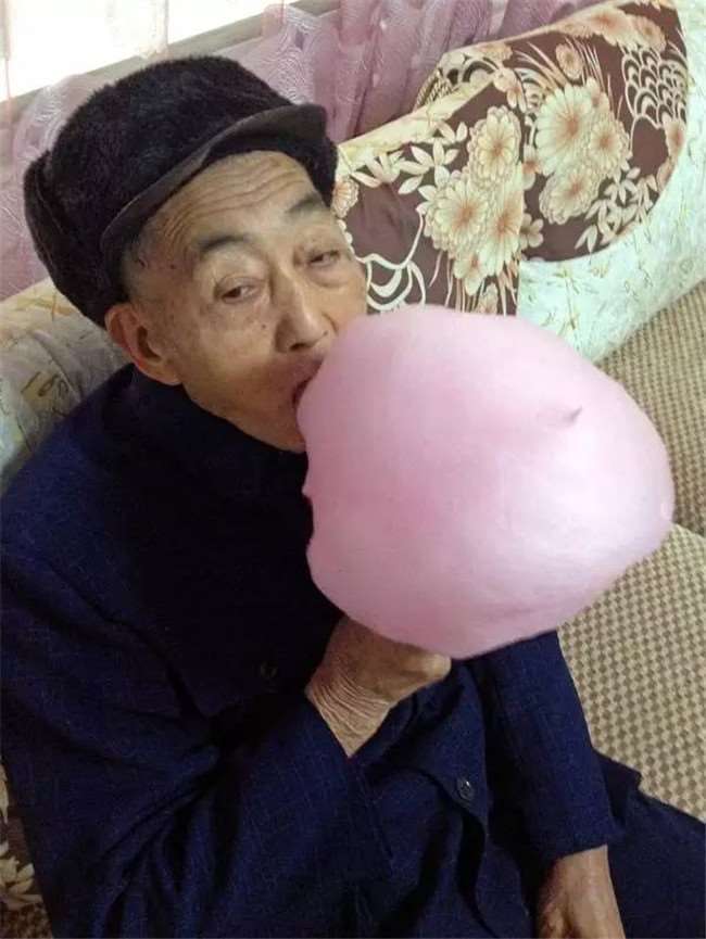一時好玩讓85歲阿公穿上潮服　沒想到「秒變英倫紳士」帥翻天