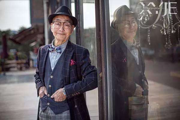 一時好玩讓85歲阿公穿上潮服　沒想到「秒變英倫紳士」帥翻天
