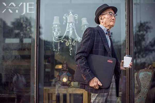 一時好玩讓85歲阿公穿上潮服　沒想到「秒變英倫紳士」帥翻天