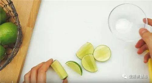偷吃步：教你如何徒手完整擠出檸檬汁，一滴都不浪費 