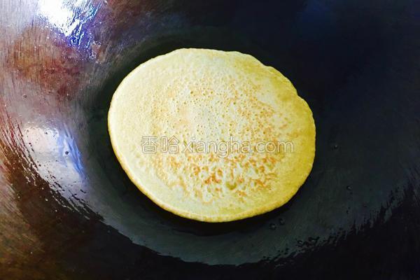 一把玉米粉，兩個雞蛋，教你做出黃金軟糯玉米餅，聞到香味就流口水 