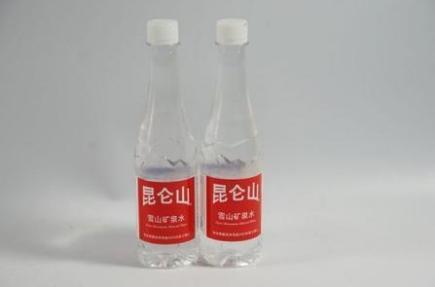 20年老保姆教你清理絕招！只花十塊錢就可以讓家裡瓷磚煥然一新，污垢油漬瞬間消失 