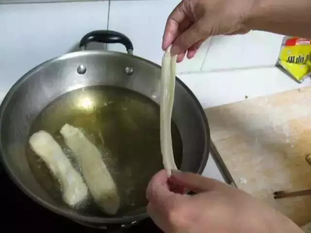 自己用牛奶和雞蛋做健康油條，比外面賣的油條好吃多了 