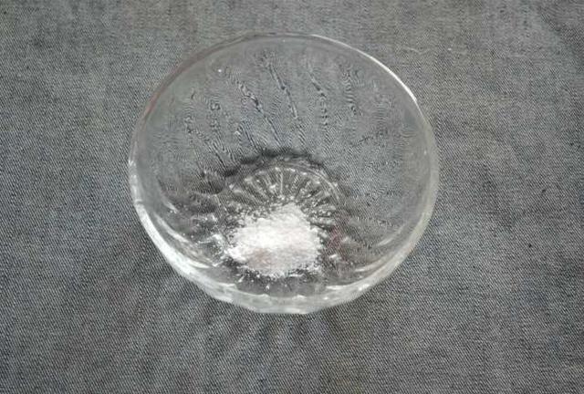 瓷磚縫發黑長黴難清潔？保潔阿姨教我一個絕招，縫隙再髒也能白回來 