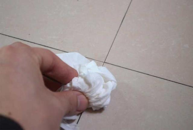 瓷磚縫發黑長黴難清潔？保潔阿姨教我一個絕招，縫隙再髒也能白回來 