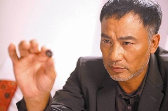 任達華隱瞞多年的妻子近照曝光！原來長這樣，難怪一直不願公開！