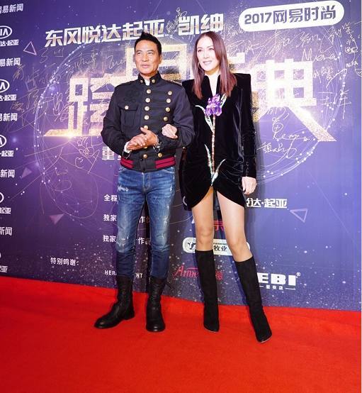 任達華隱瞞多年的妻子近照曝光！原來長這樣，難怪一直不願公開！