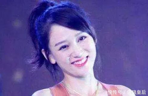 陳喬恩出席活動穿成這樣, 網友: 那她上衛生間怎麼辦啊!