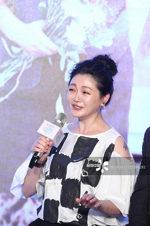 41歲的大S皮膚好似20歲的少女，可網友卻被她的麵相嚇到：好奇怪！ 
