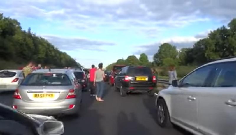 英國公路塞爆「變停車場」超悶　前面乘客拿樂器下車「直接開音樂會」讓大家嗨爆了 