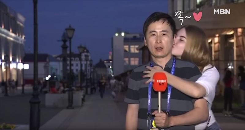 南韓男記者轉播世足「被俄羅斯正妹親親偷襲」　超真實反應全世界跑來關心他：要提告嗎 