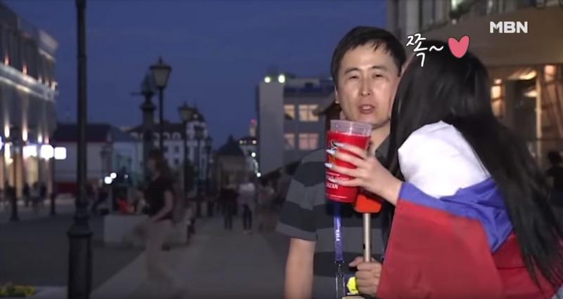 南韓男記者轉播世足「被俄羅斯正妹親親偷襲」　超真實反應全世界跑來關心他：要提告嗎 