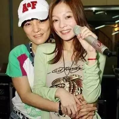 她在巔峰時被親媽轉移財產，卻不吭一聲「買下一座島」活成人生贏家！ 