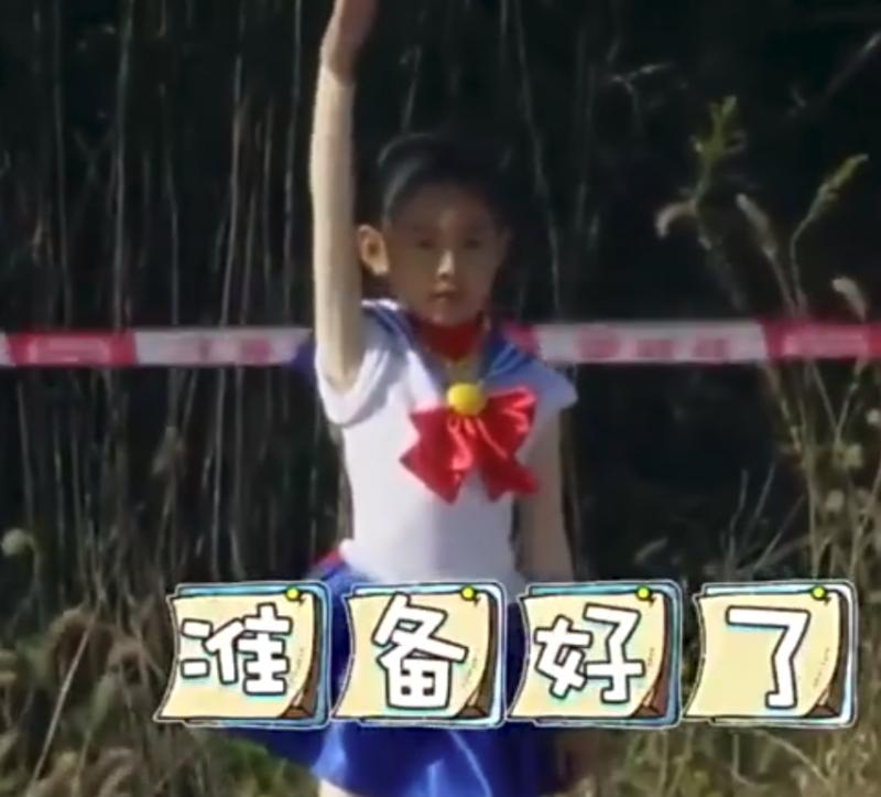 溜冰滑出新高度！女孩「臉幾乎貼在地上」嶄露超高技巧...萬人忍不住重播 