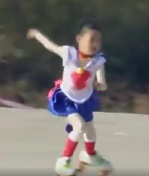 溜冰滑出新高度！女孩「臉幾乎貼在地上」嶄露超高技巧...萬人忍不住重播 