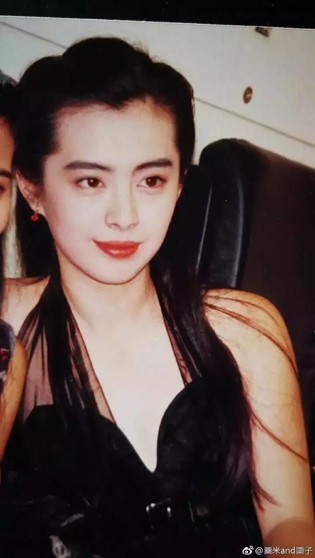 同一路人合照，朱茵輸在氣質，關之琳素顏，一對比王祖賢白的發光！