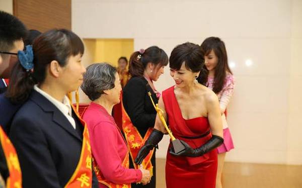 63歲趙雅芝和49歲蕭薔同場參加公益活動照片流出後，網友驚呆了！