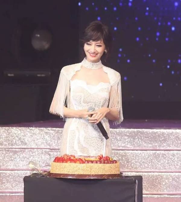 63歲趙雅芝和49歲蕭薔同場參加公益活動照片流出後，網友驚呆了！