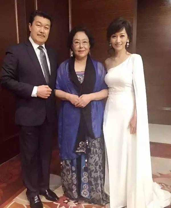 63歲趙雅芝和49歲蕭薔同場參加公益活動照片流出後，網友驚呆了！