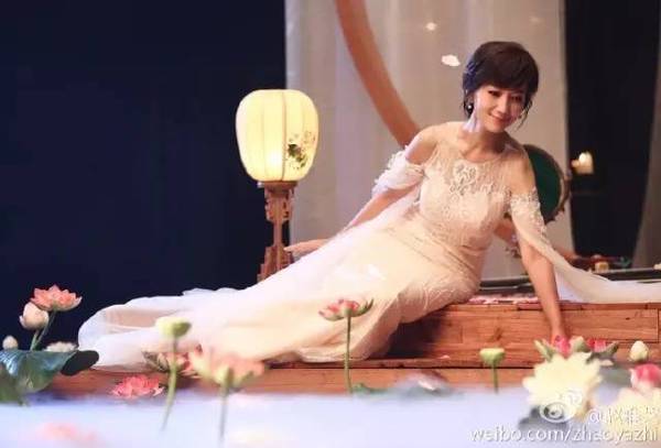 63歲趙雅芝和49歲蕭薔同場參加公益活動照片流出後，網友驚呆了！
