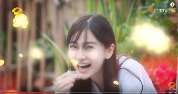 Angelababy錄影被控造假 吃空氣爆米花遭譙翻 