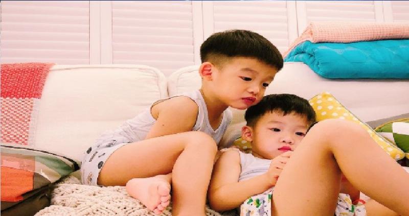 雙胞胎兒子「飛飛翔翔」才3歲，身高竟長到190cm黑人的腰！粉絲驚呼：「這基因還得了！」 