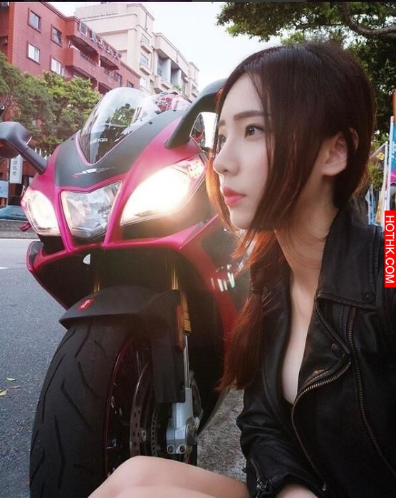 路上捕獲重機女騎士短裙吹翻，頭盔一拿下正到哭...