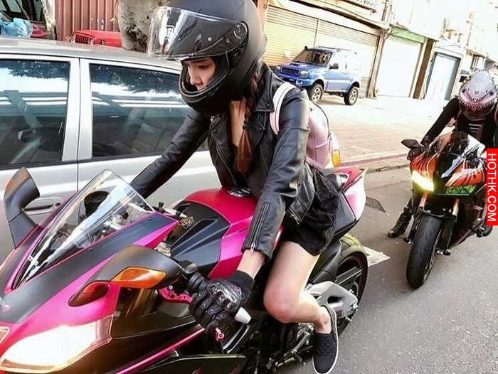 路上捕獲重機女騎士短裙吹翻，頭盔一拿下正到哭...