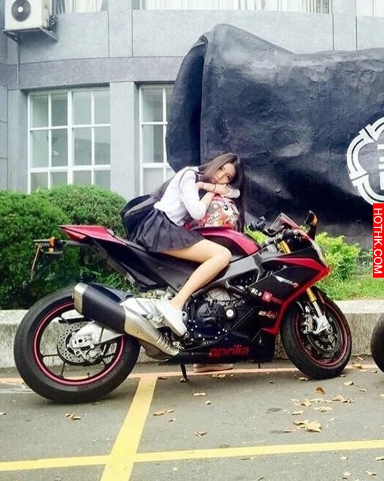 路上捕獲重機女騎士短裙吹翻，頭盔一拿下正到哭...