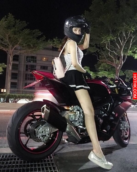路上捕獲重機女騎士短裙吹翻，頭盔一拿下正到哭...