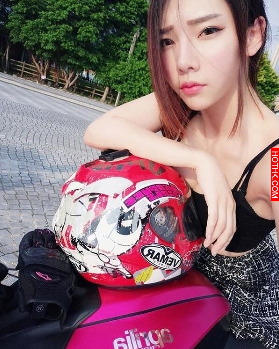 路上捕獲重機女騎士短裙吹翻，頭盔一拿下正到哭...