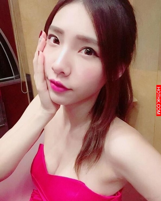 路上捕獲重機女騎士短裙吹翻，頭盔一拿下正到哭...