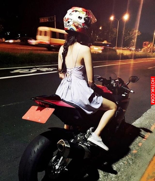 路上捕獲重機女騎士短裙吹翻，頭盔一拿下正到哭...