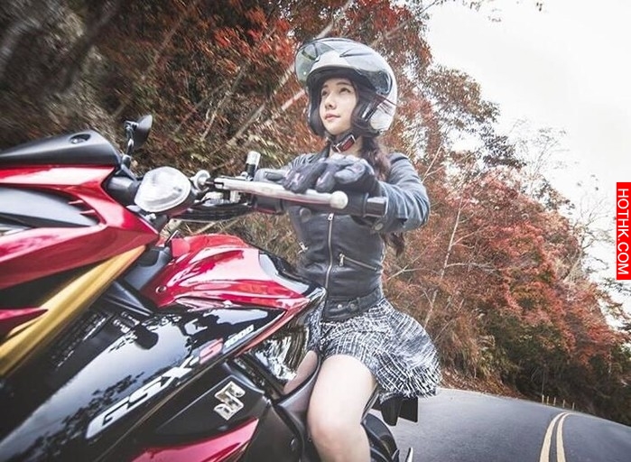 路上捕獲重機女騎士短裙吹翻，頭盔一拿下正到哭...
