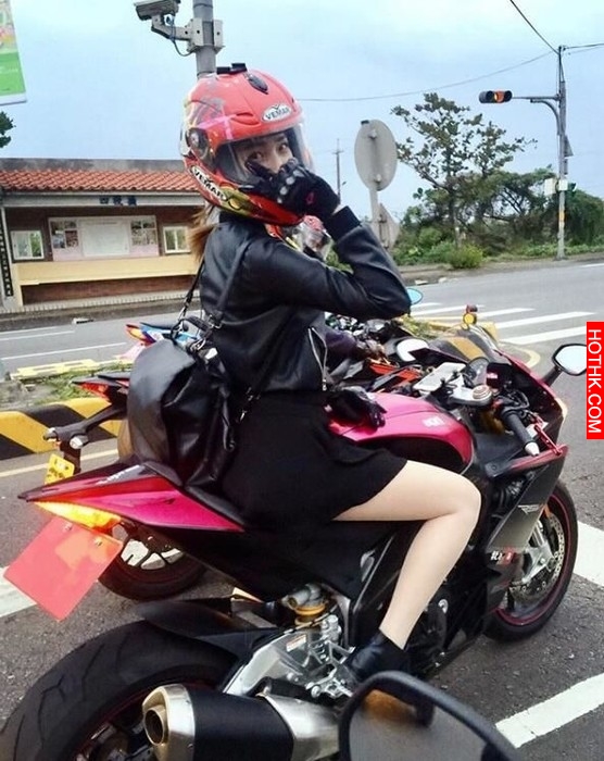 路上捕獲重機女騎士短裙吹翻，頭盔一拿下正到哭...