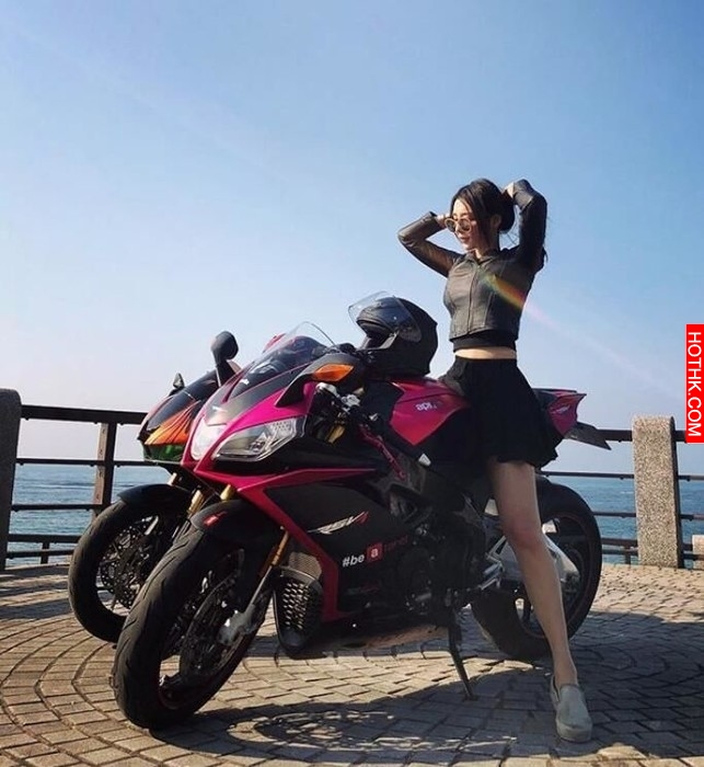 路上捕獲重機女騎士短裙吹翻，頭盔一拿下正到哭...