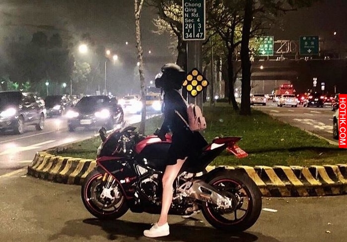 路上捕獲重機女騎士短裙吹翻，頭盔一拿下正到哭...
