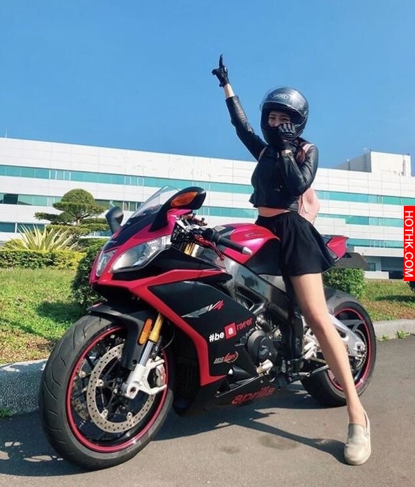 路上捕獲重機女騎士短裙吹翻，頭盔一拿下正到哭...