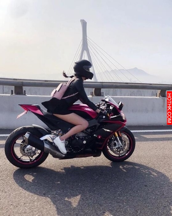 路上捕獲重機女騎士短裙吹翻，頭盔一拿下正到哭...