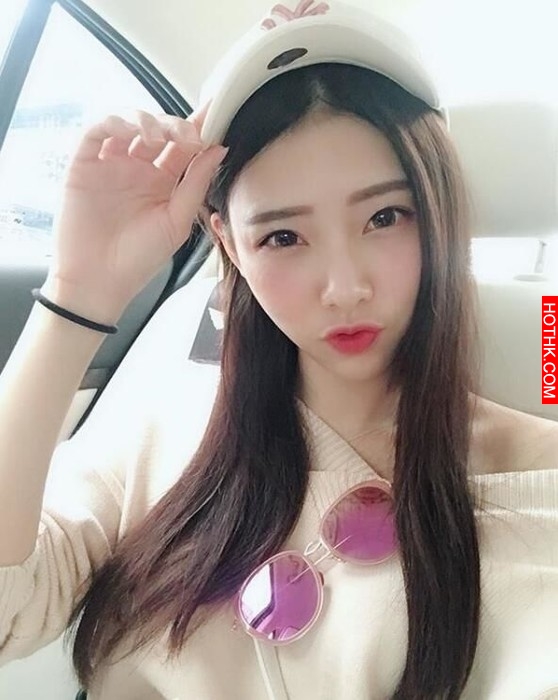 路上捕獲重機女騎士短裙吹翻，頭盔一拿下正到哭...