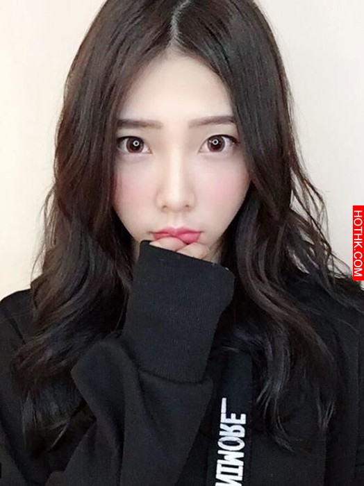 路上捕獲重機女騎士短裙吹翻，頭盔一拿下正到哭...