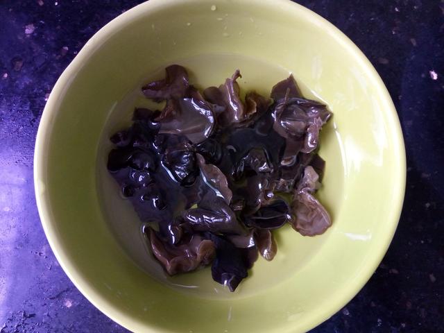 我用8種材料燉了一碗湯，連肉也不用加，鮮汁四爆，兒子喝了好多