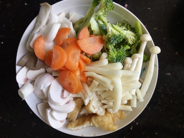我用8種材料燉了一碗湯，連肉也不用加，鮮汁四爆，兒子喝了好多