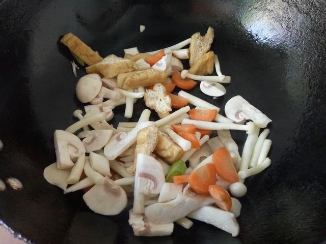 我用8種材料燉了一碗湯，連肉也不用加，鮮汁四爆，兒子喝了好多