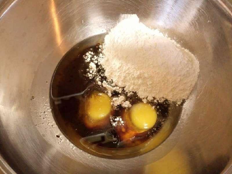 醃制炸雞時，只需加上一物，炸出來的雞肉又酥又脆比KFC還要好吃！趕緊學起來！！ 