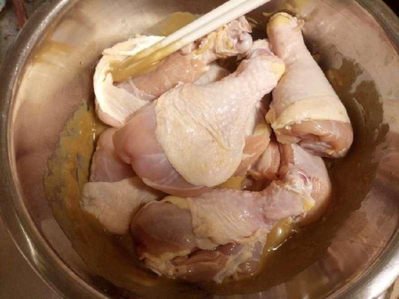 醃制炸雞時，只需加上一物，炸出來的雞肉又酥又脆比KFC還要好吃！趕緊學起來！！ 