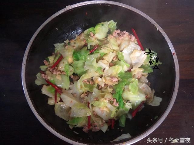 把包菜和這兩種食材一起炒，天天吃都不膩，比手撕包菜還香
