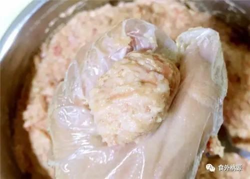 外焦裡嫩的炸肉丸，QQ彈彈好滋味！ 