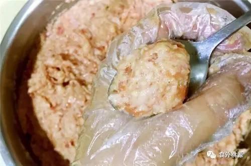 外焦裡嫩的炸肉丸，QQ彈彈好滋味！ 