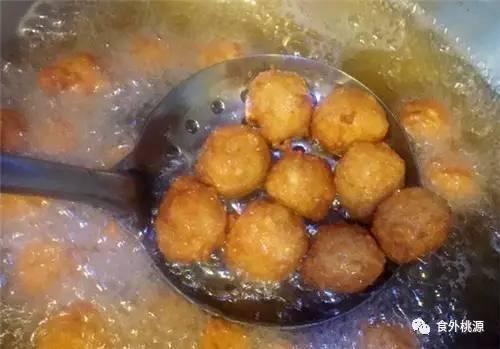 外焦裡嫩的炸肉丸，QQ彈彈好滋味！ 